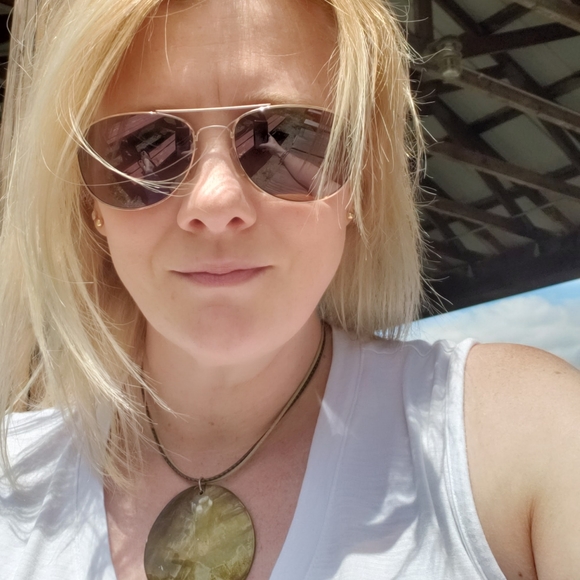 Meet your Posher, Leslie - Picture 2 of 5